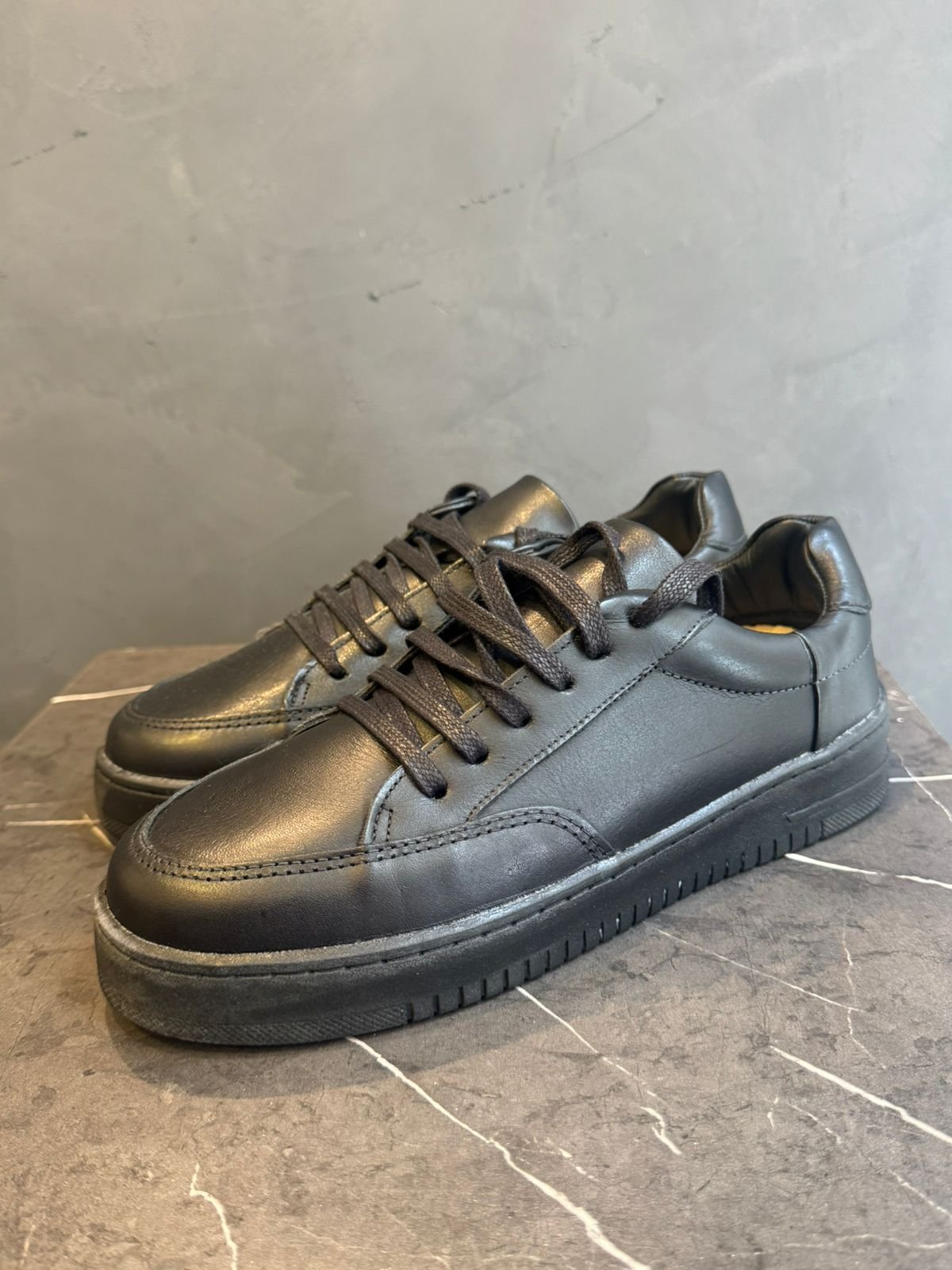 Sneaker Withe e All Black - Imagem 2